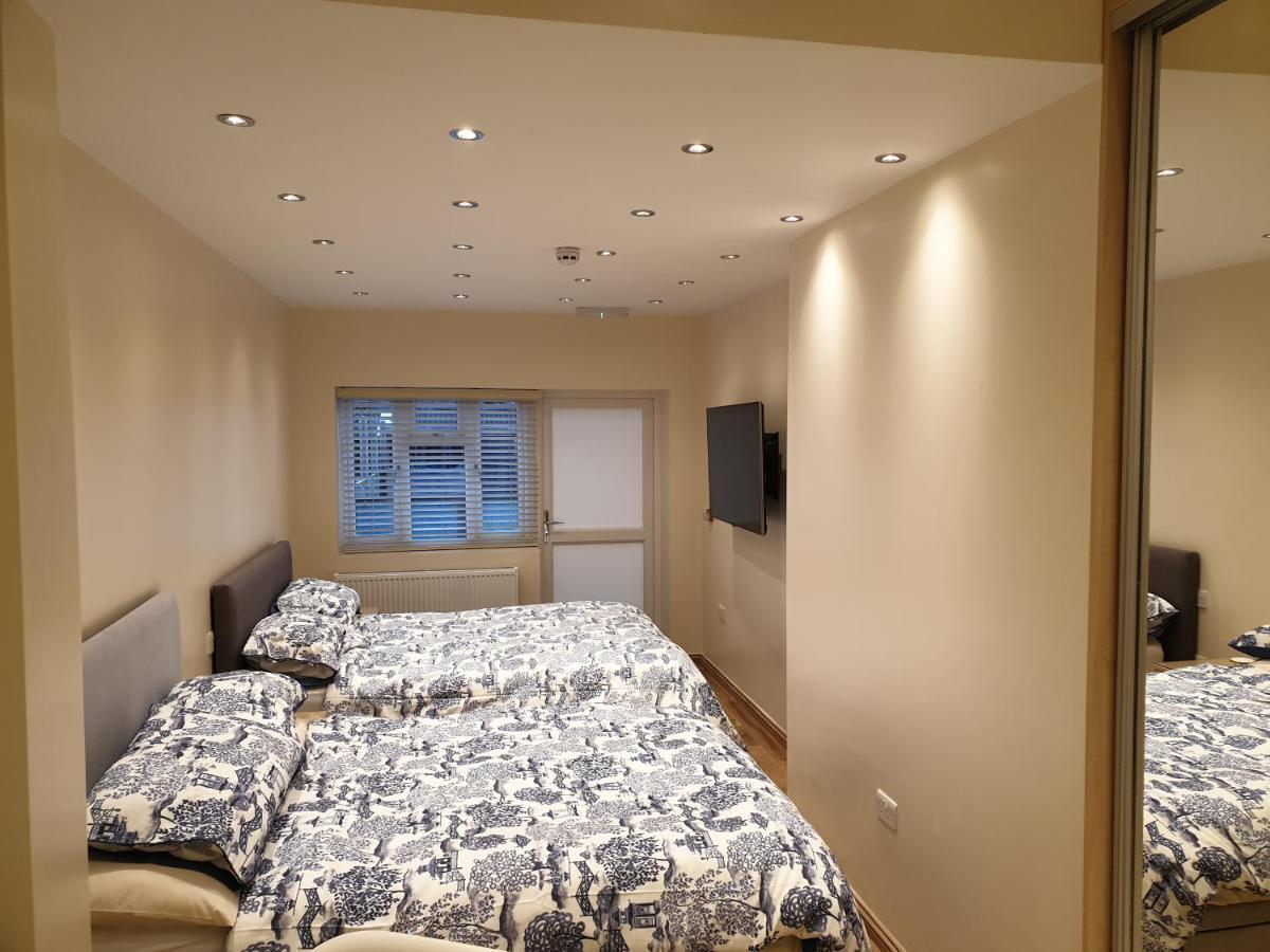 London Luxury Apartments 4 Min Walk From Ilford Station, With Free Parking Free Wifi Eksteriør billede