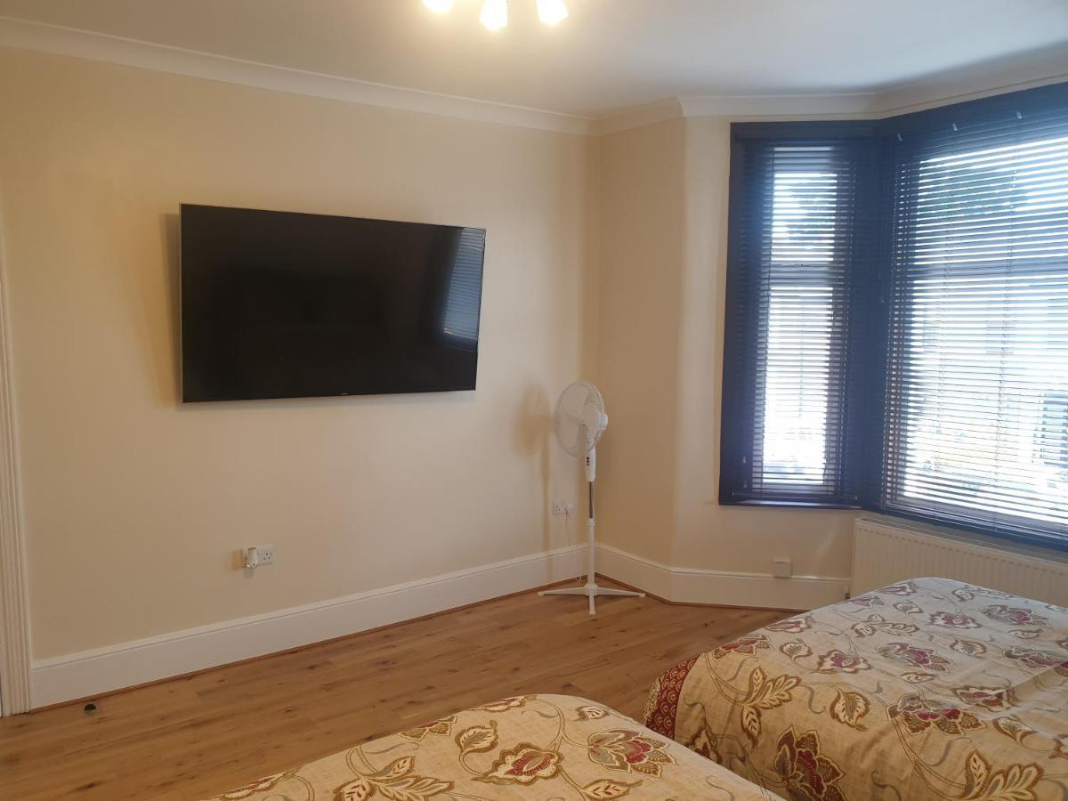 London Luxury Apartments 4 Min Walk From Ilford Station, With Free Parking Free Wifi Eksteriør billede