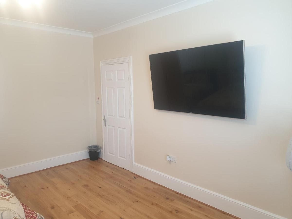 London Luxury Apartments 4 Min Walk From Ilford Station, With Free Parking Free Wifi Eksteriør billede